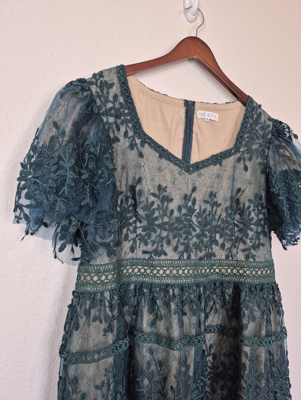 Ivy City Co Emerald Green Lace Midi Dress - Picture 4 of 10